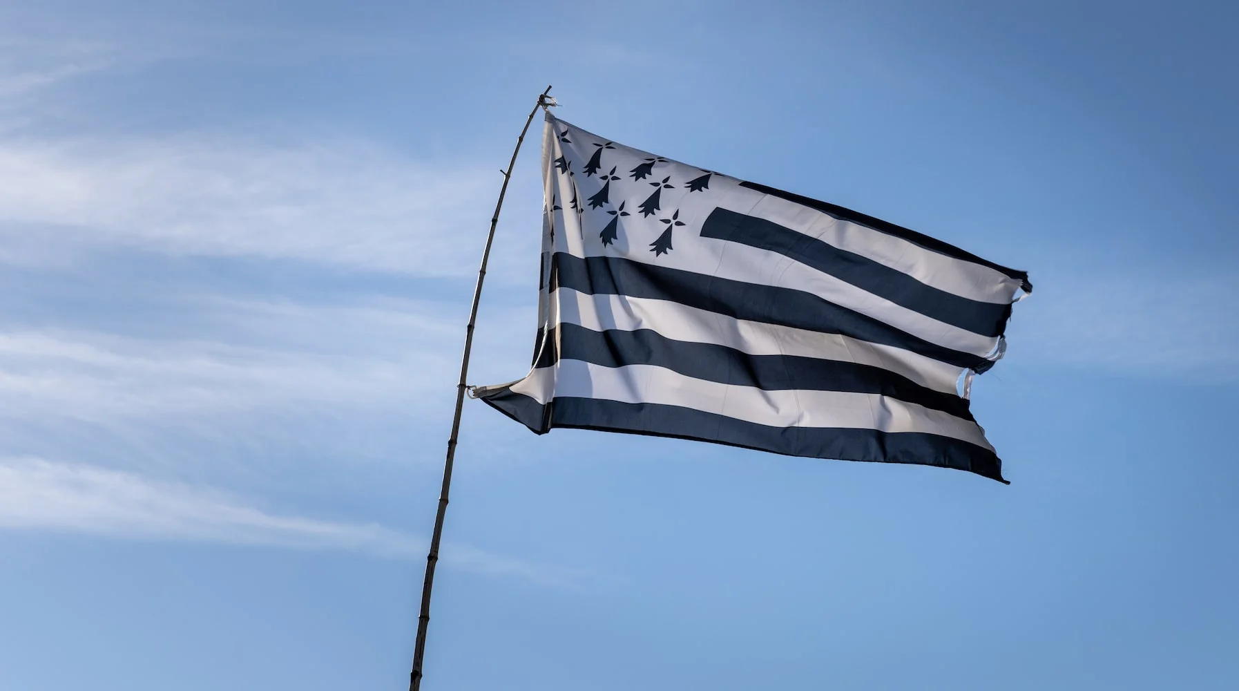 drapeau breton dans les marais salants de guérande